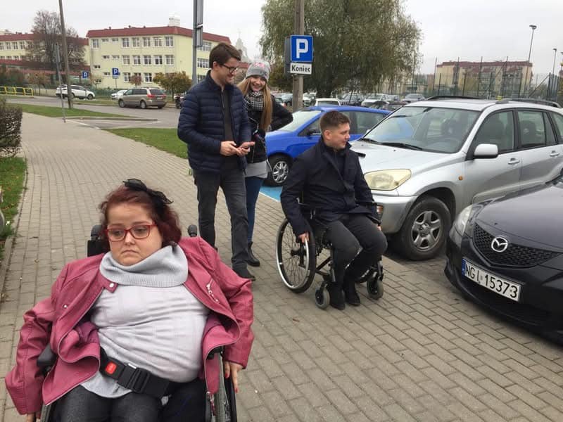 Patrycja Sznajderowicz i Wicestarosta Powiatu Giżyckiego oraz przedstawiciele lokalnych mediów
